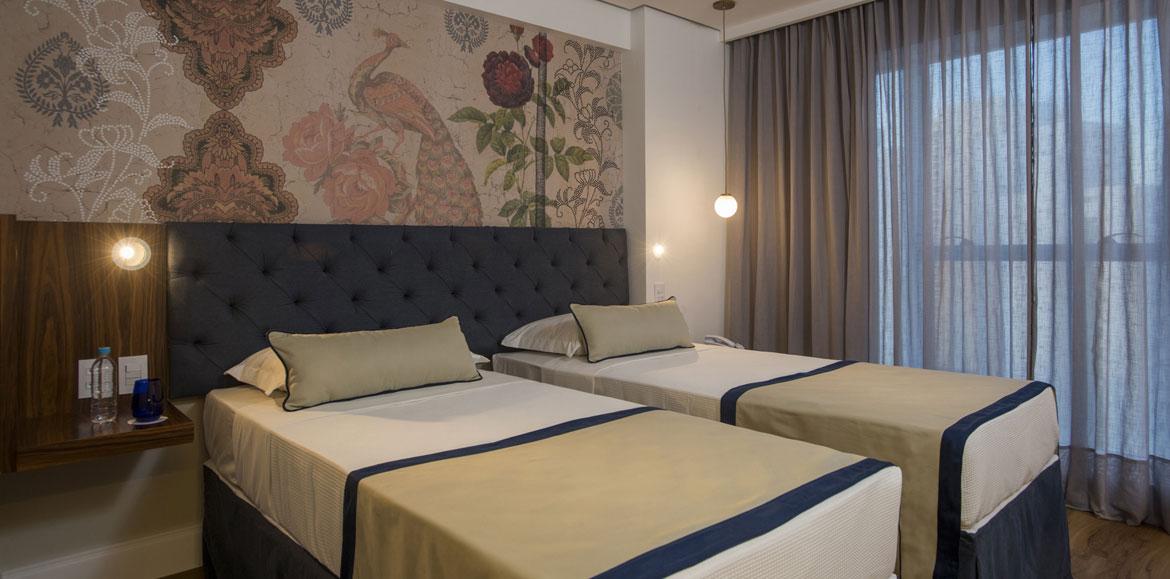 Hotel Luzeiros Ресіфі Екстер'єр фото The photo shows a modern bedroom featuring two single beds that are neatly made with light-colored blankets and decorative pillows. The headboard of the beds is upholstered in a dark material, giving it a stylish appearance. Behind the beds, there is