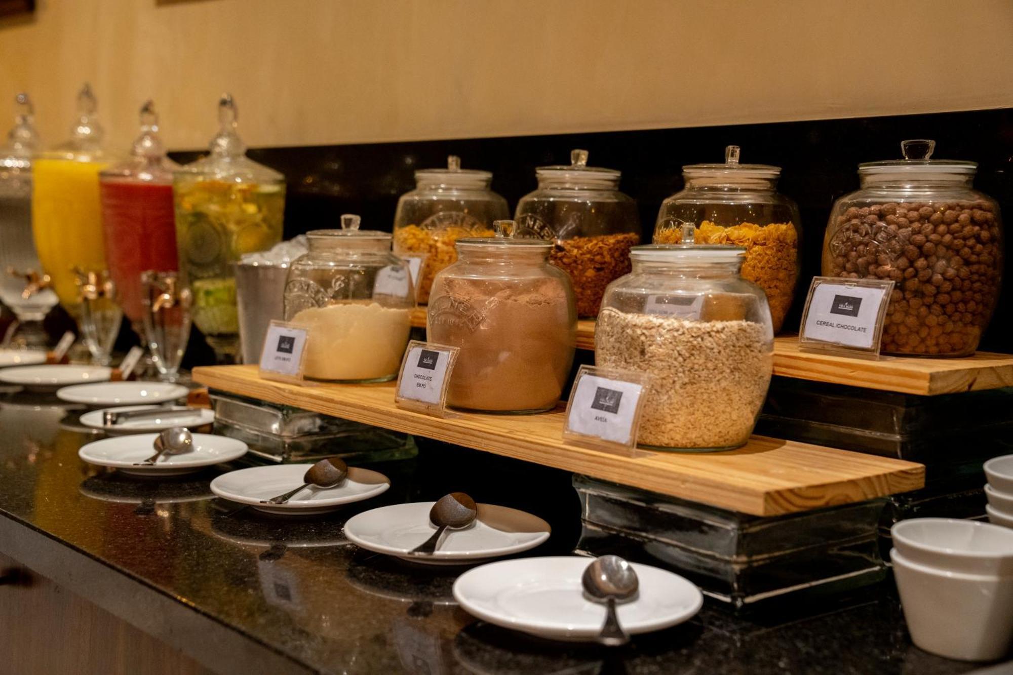 Hotel Luzeiros Ресіфі Екстер'єр фото A selection of cereals at a buffet